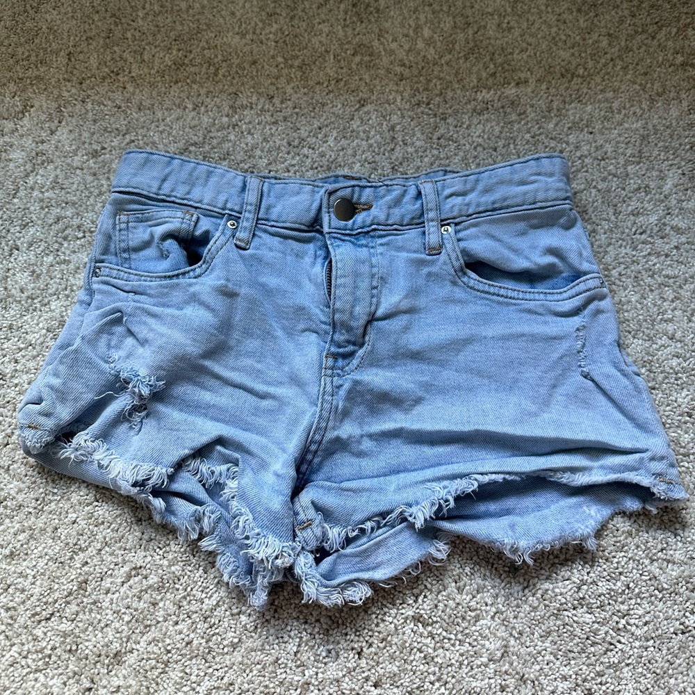 H&M light washed jean shorts